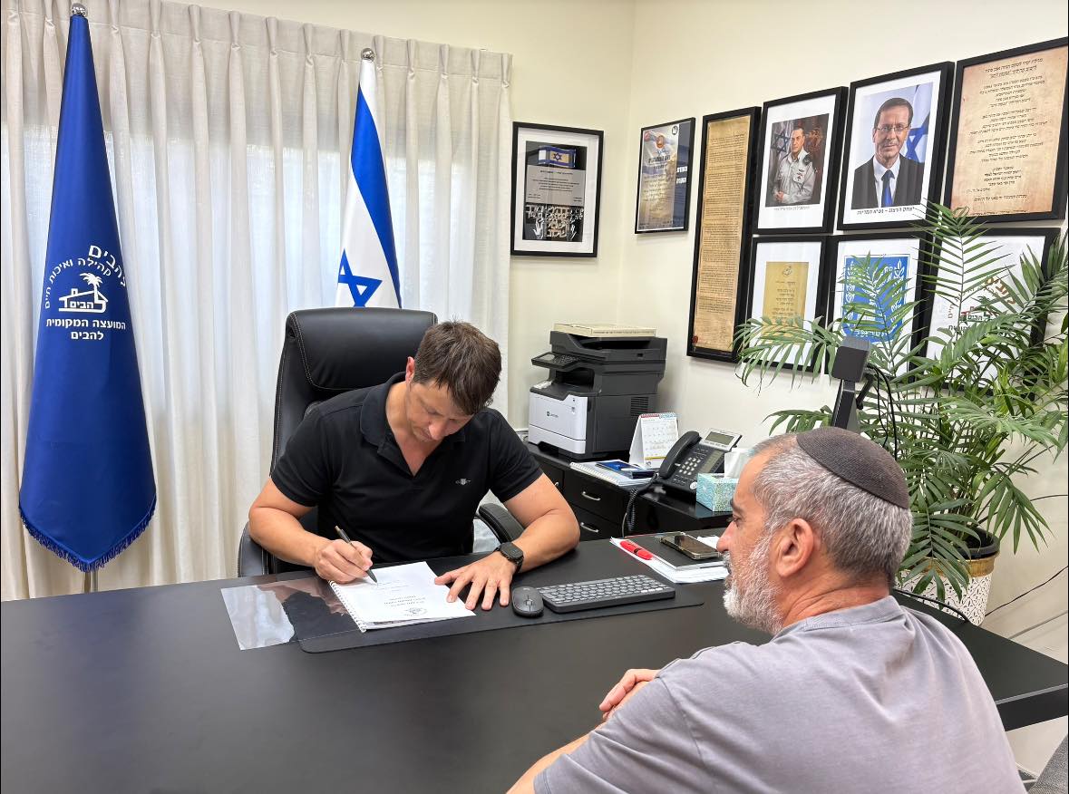 ראש המועצה המקומית להבים אלעד ארזי ומאיר הרוש קבט המועצה